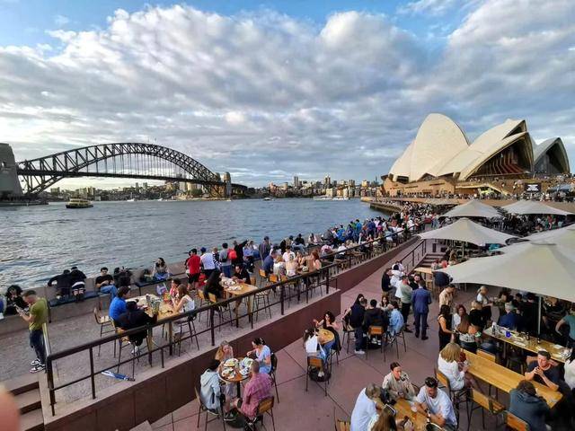 本文作者在环形码头留影环形码头的国际邮轮游客码头,停泊着一艘巨大