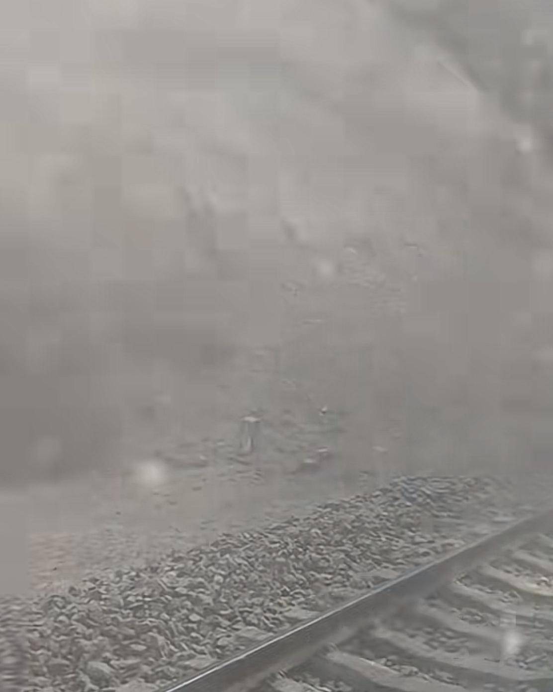 陇海铁路线路被山体滑塌掩埋现场曝光，已恢复运行！乘客转运