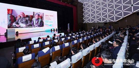 慈善不关年龄，爱心无分大小