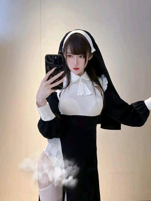 腐团儿cos修女,白丝大长腿,蕾丝花边,不愧是靠腿出名的!