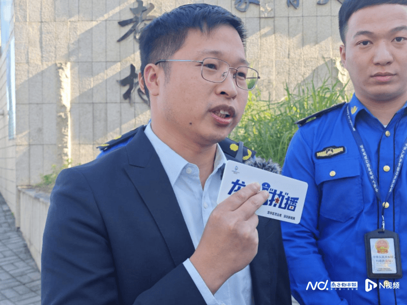 当天下午,执法人员一行抵达龙华区观澜街道某一城中村,依法检查城中村