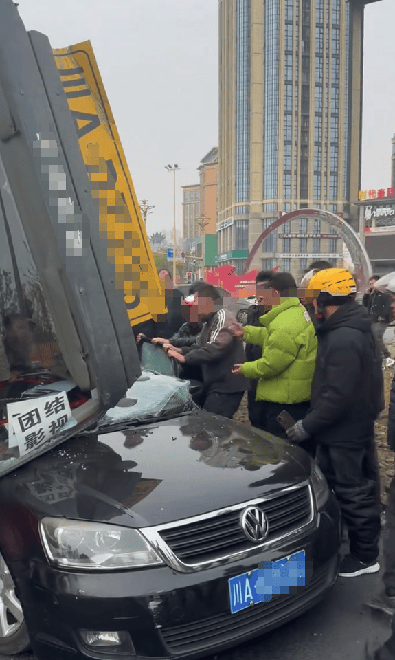 成都渣土車側(cè)翻壓塌小車有人被困，多人上前施救！警方：事故原因調(diào)查中