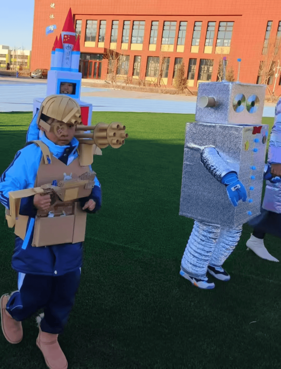 仿佛夜空中闪烁的繁星;有的同学用锡纸打造出了机器人的铠甲,充满了