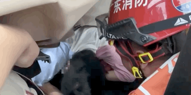 轿车被压扁成纸片，司机轻微伤！网友：堪称奇迹