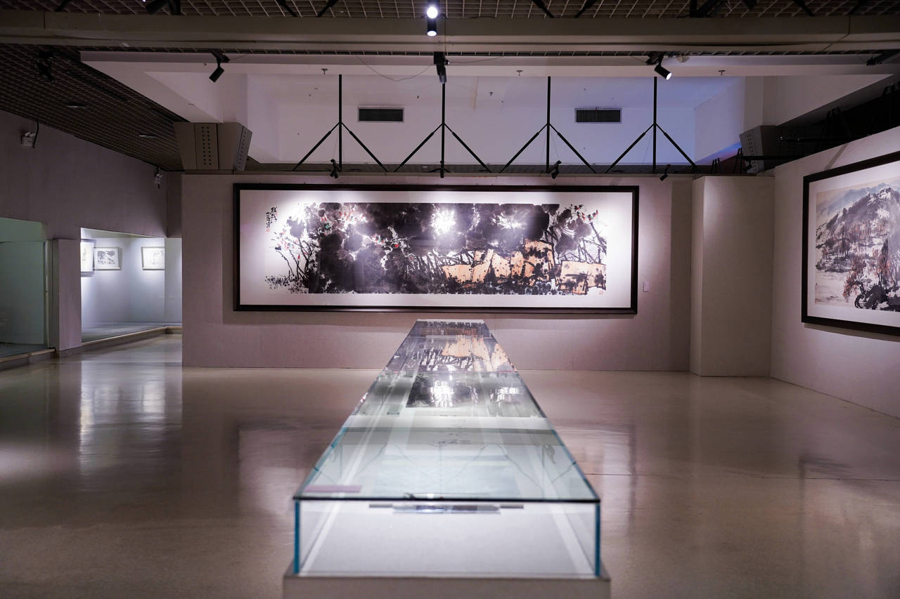 以艺术手法打造的"80"艺术装置采用了非物质文化遗产竹编工艺,以红色