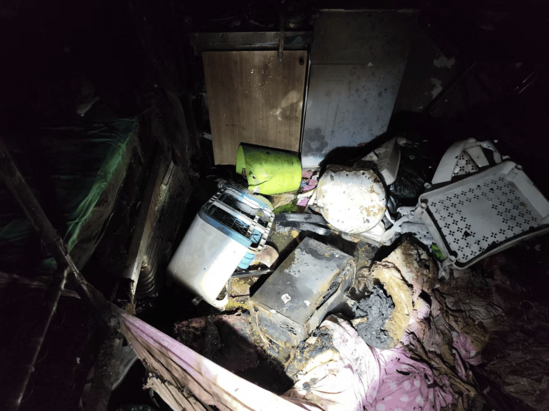 痛心!北京一居民家今晨突发火灾,致1死4伤,“凶手”又是它 痛心!北京一居民家今晨突发火灾,致1死4伤,“凶手”又是它