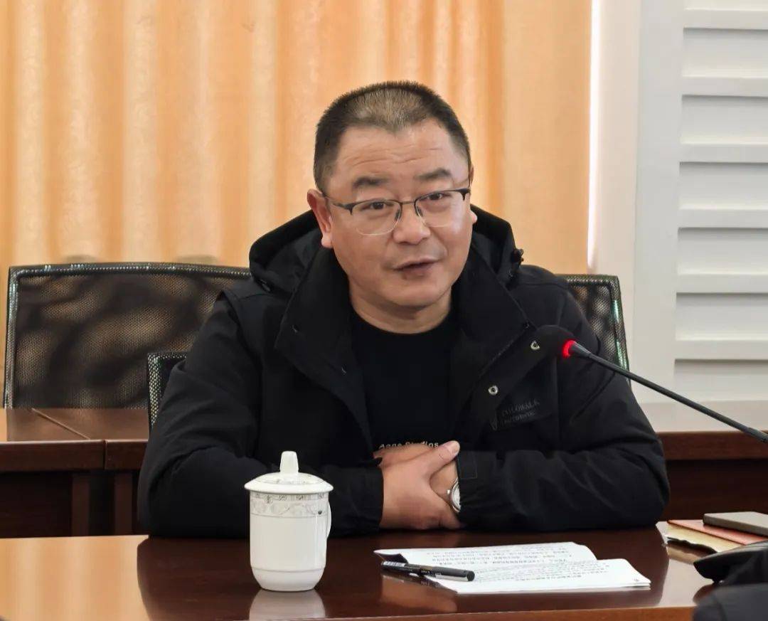 校长方杭丽,副校长洪才带领下,义亭中学参访团参观了我校的校史陈列室