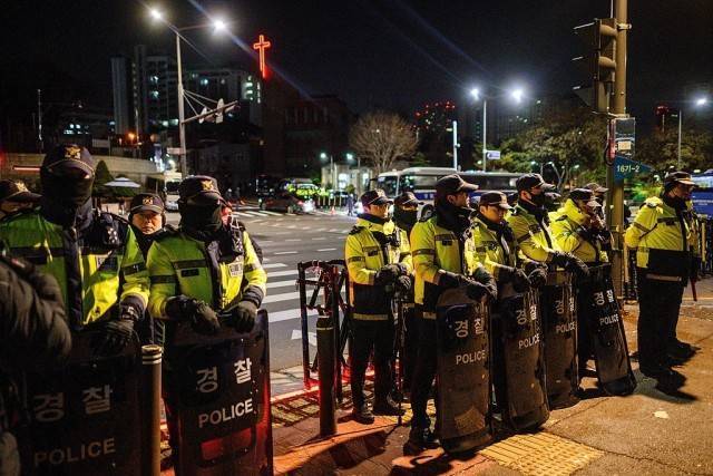 韩国警方、公调处和国防部联合成立紧急戒严共同调查本部_尹锡_戒严令_首尔