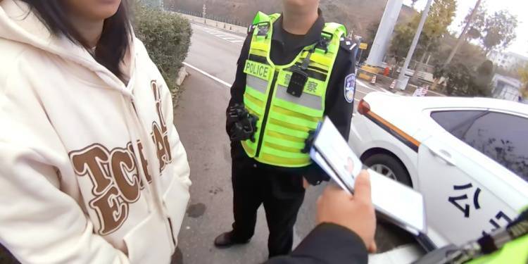 女孩報(bào)警稱被綁架上了高速，民警將其解救后，竟有反轉(zhuǎn)……