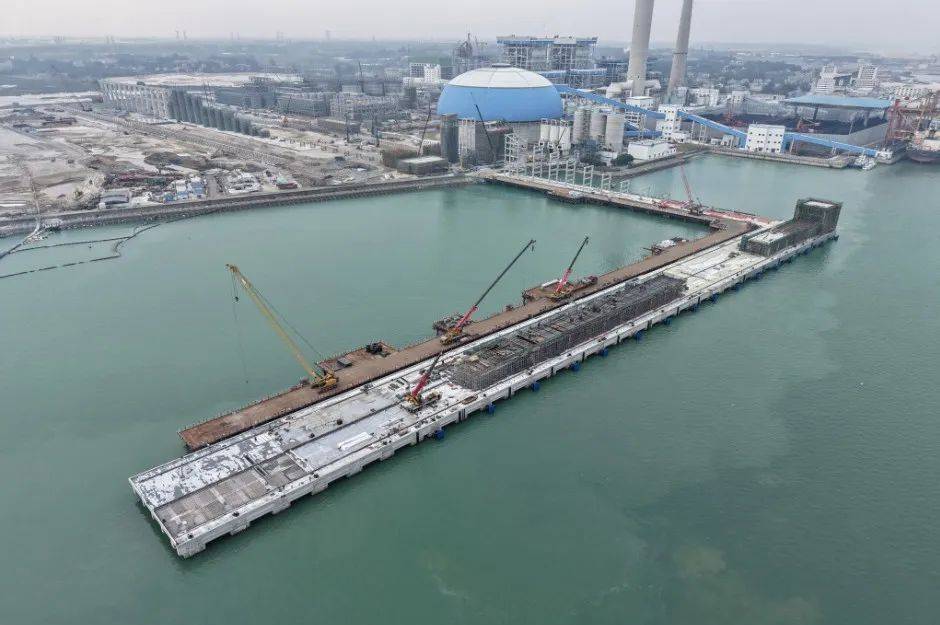 广西首座20万吨级高桩码头主体完工
