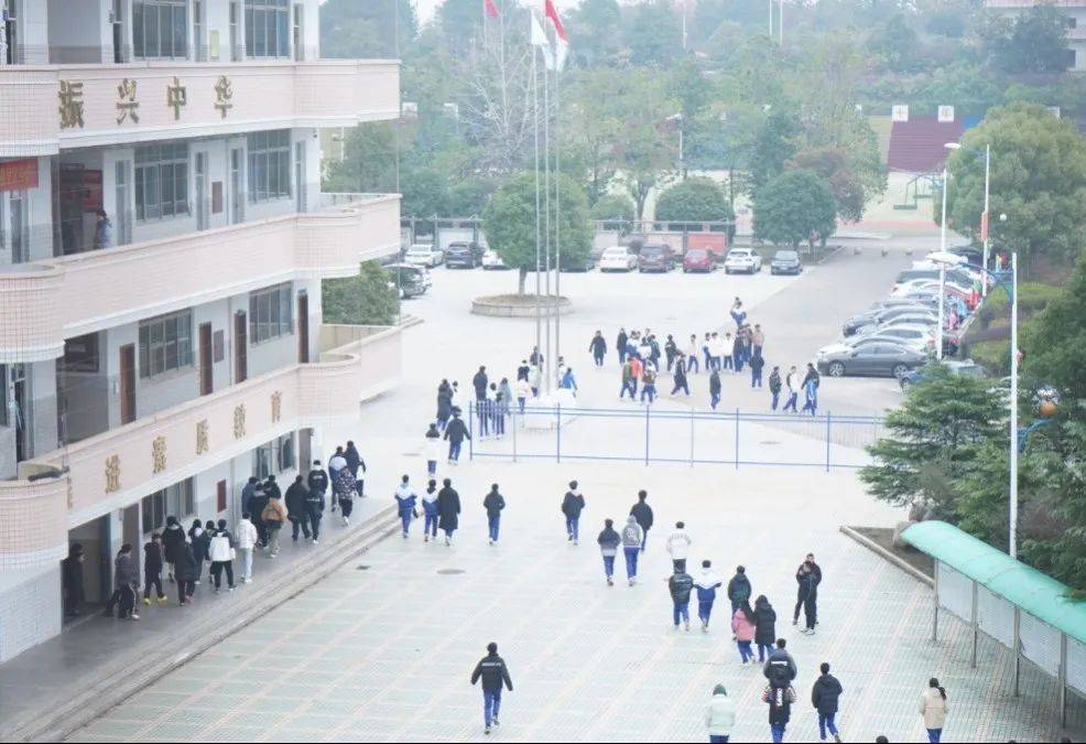 江西省西山学校举行防震减灾应急疏散演练,筑起生命安全防线