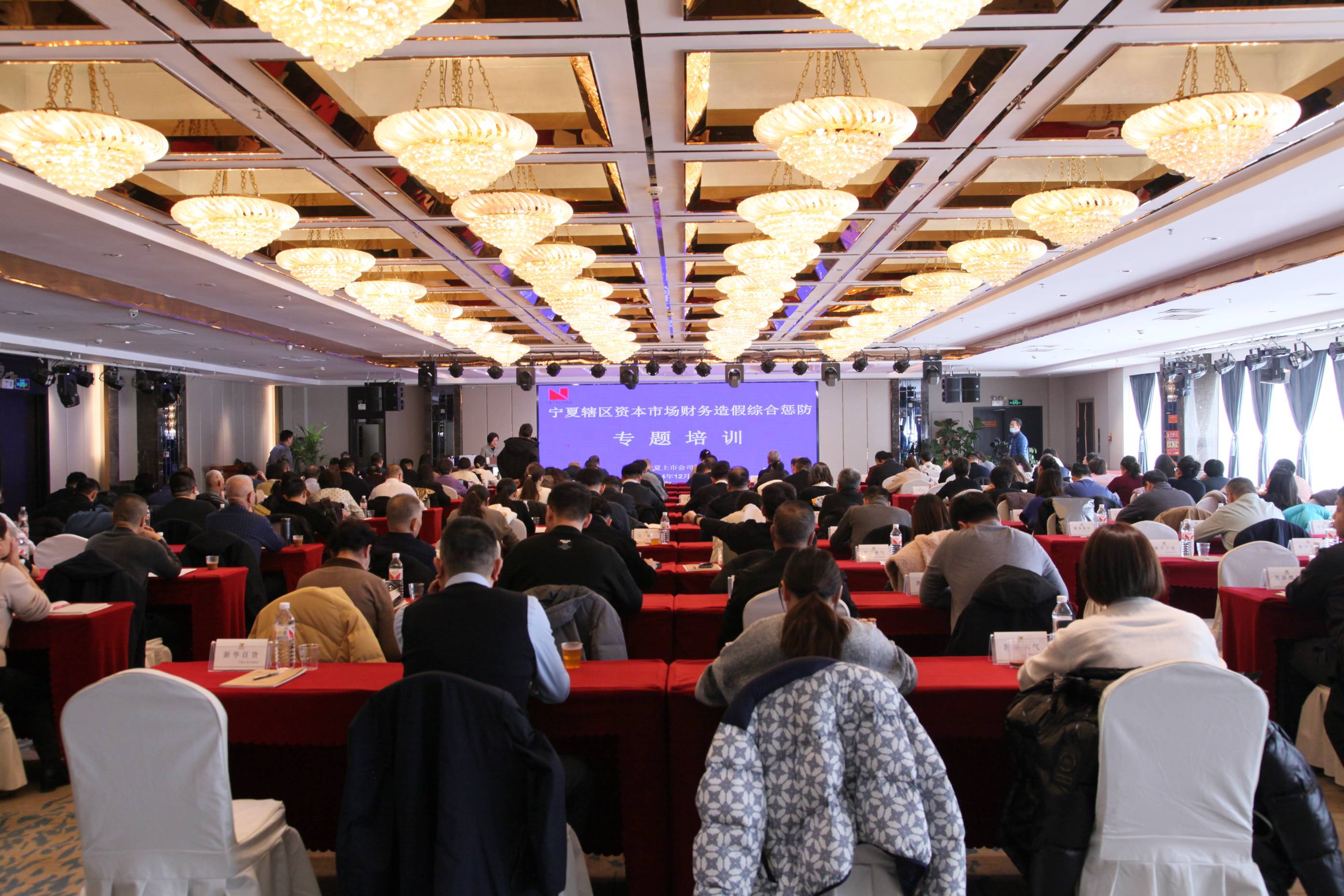 证监会主席吴清在十四届全国人大三次会议经济主题记者会上回答本报记者提问时表示：中长期资金加大入市力度不断显效