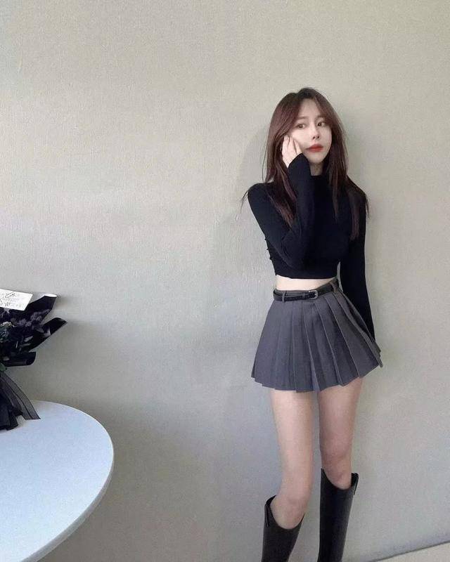 风格与个性的碰撞:灰色上衣与黑色短裤的完美搭配