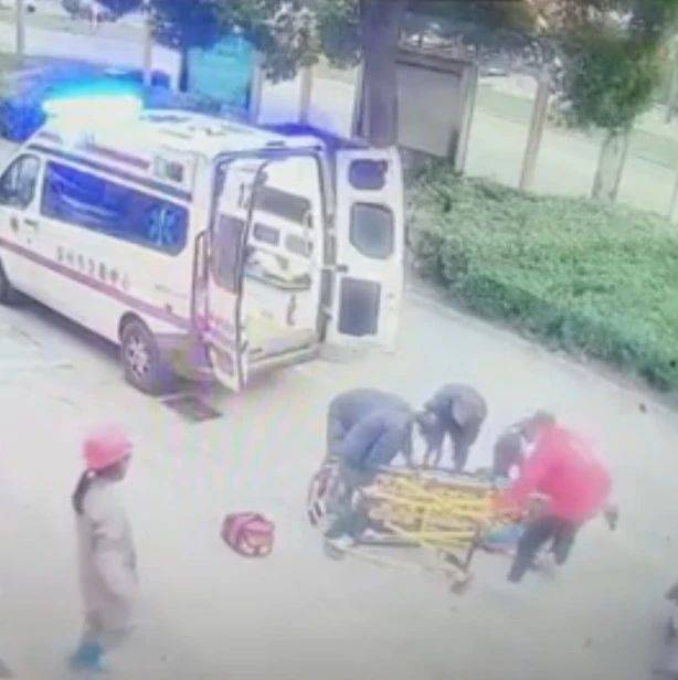 一救护车救人时担架翻倒?江苏泰州多部门回应→_视频_高港_平台