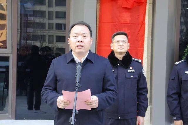 随后,枣庄市公安局党委委员,副局长,滕州市副市长,市公安局局长李建峰