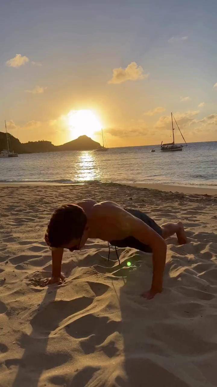 拉塞尔更新社媒:海边沙滩️体能训练