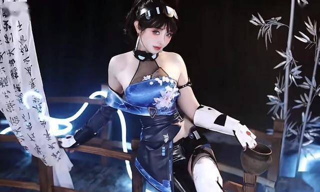 生死狙击2:走路摇cos女角色皮肤,蓝色紧身小背心!