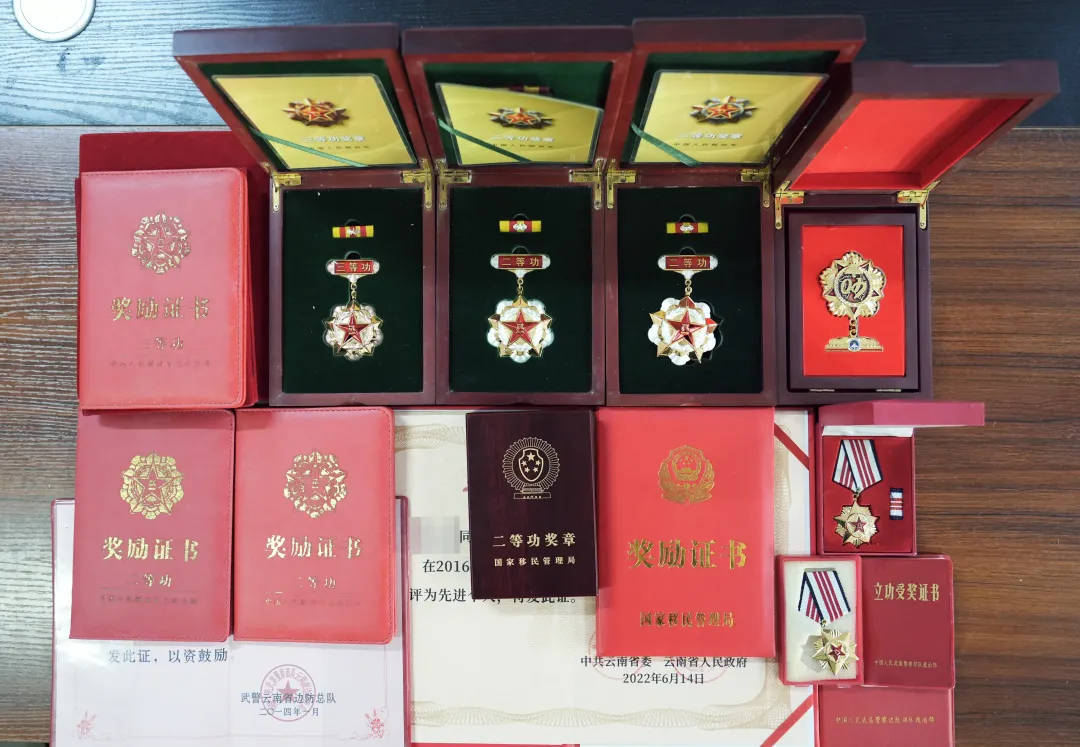 云南一位缉毒警察：为了不暴露身份，给自己一支烟的时间打盹，烟烫到手指就会惊醒！