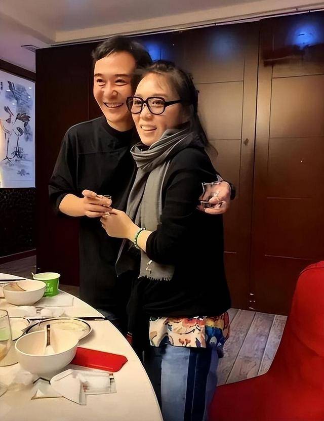 他长得帅，演技好，不顾一切娶大15岁妻恩爱至今，没生孩子也幸福