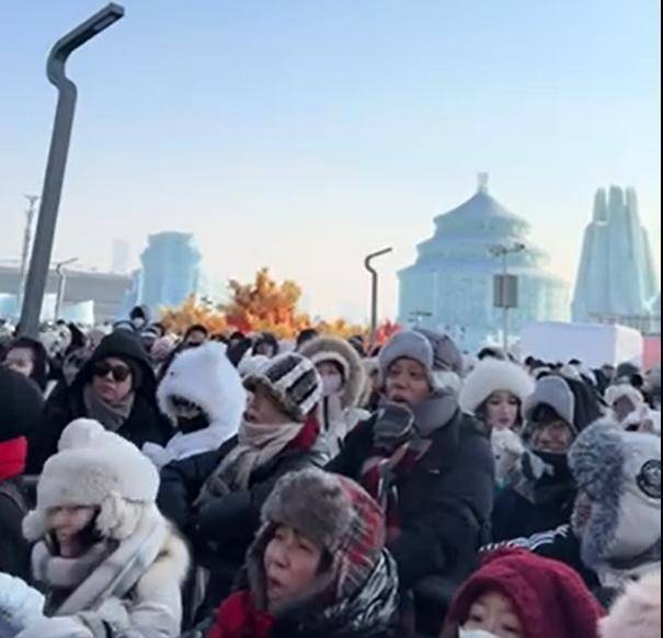 哈尔滨冰雪大世界开园首日爆满，游客苦等四五小时，高喊“退票”