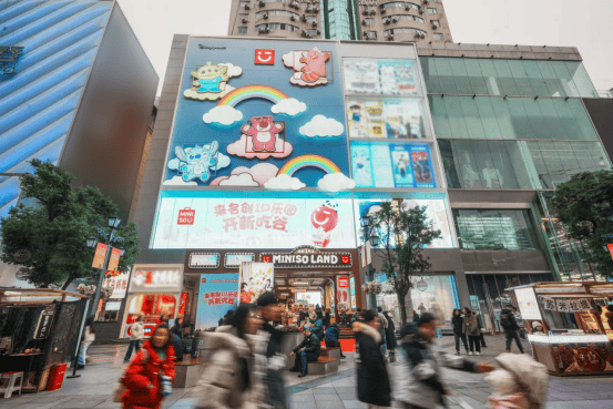 汇聚全球IP打造沉浸式乐园，名创优品创新店态MINISO LAND成都首秀