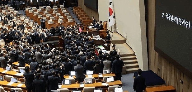 韩国代理总统韩德洙回应弹劾案获通过，称将停职！专家分析