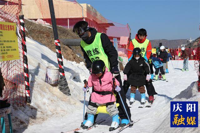 熊猫体育网址欢乐冰雪汇聚冬日甘肃省级高山滑雪系列赛庆阳开幕(图4)