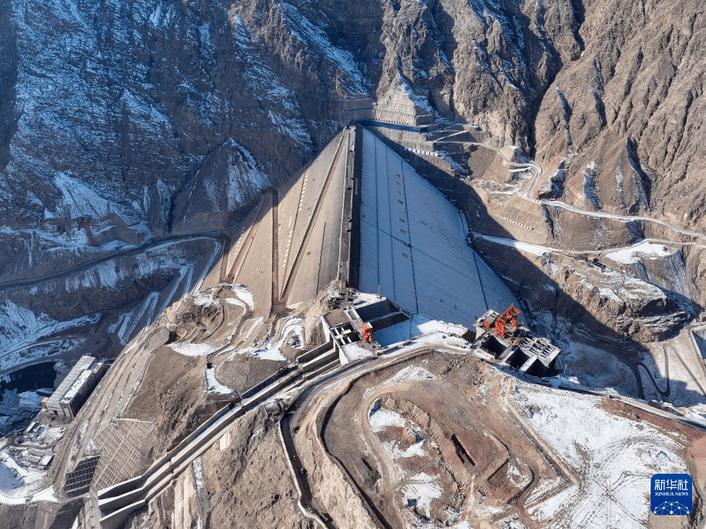 世界最高混凝土面板砂砾石坝新疆大石峡水利枢纽工程大坝封顶