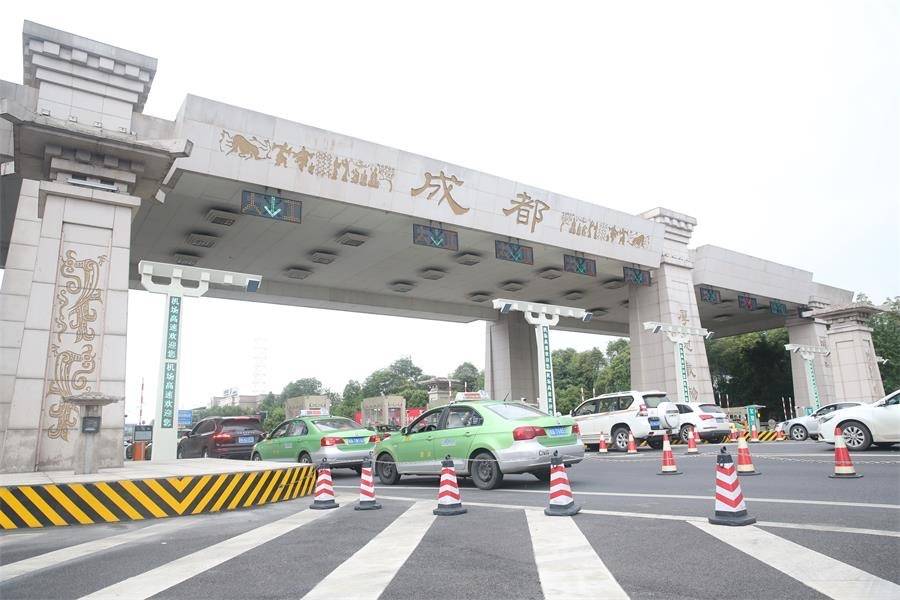 成都双流机场高速被指收费期满仍在收费，官方称经重新核算后收费延期