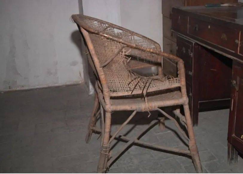 是的,就是这把藤椅,陪伴了焦裕禄400多个日夜,成为他鞠躬尽瘁为人民的