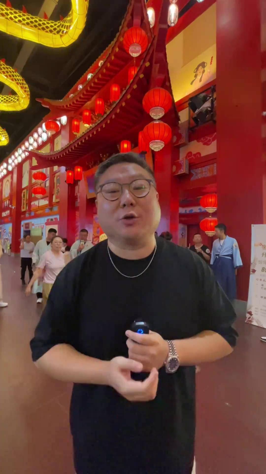 新北方鹊桥会正在直播,主持人申申帮年轻男女找对象!快来直播间