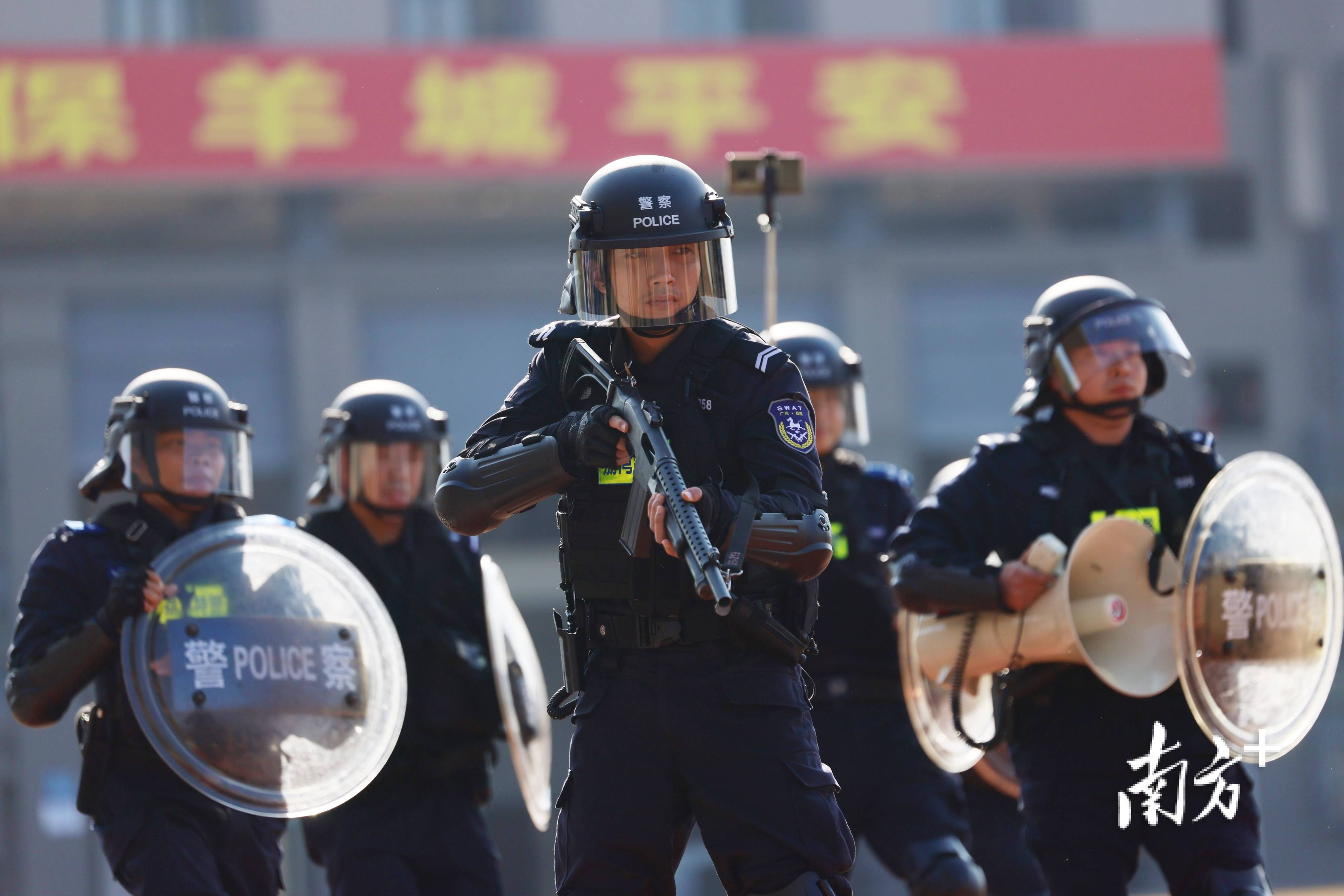 跟着广州特警直击大场面!