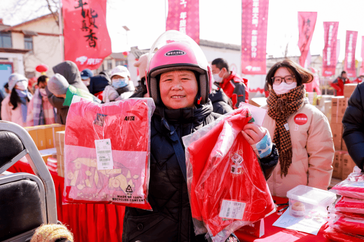 刘强东给老家送年货 村民：当年凑了俩鸡蛋，今年收到1万元红包还有年货