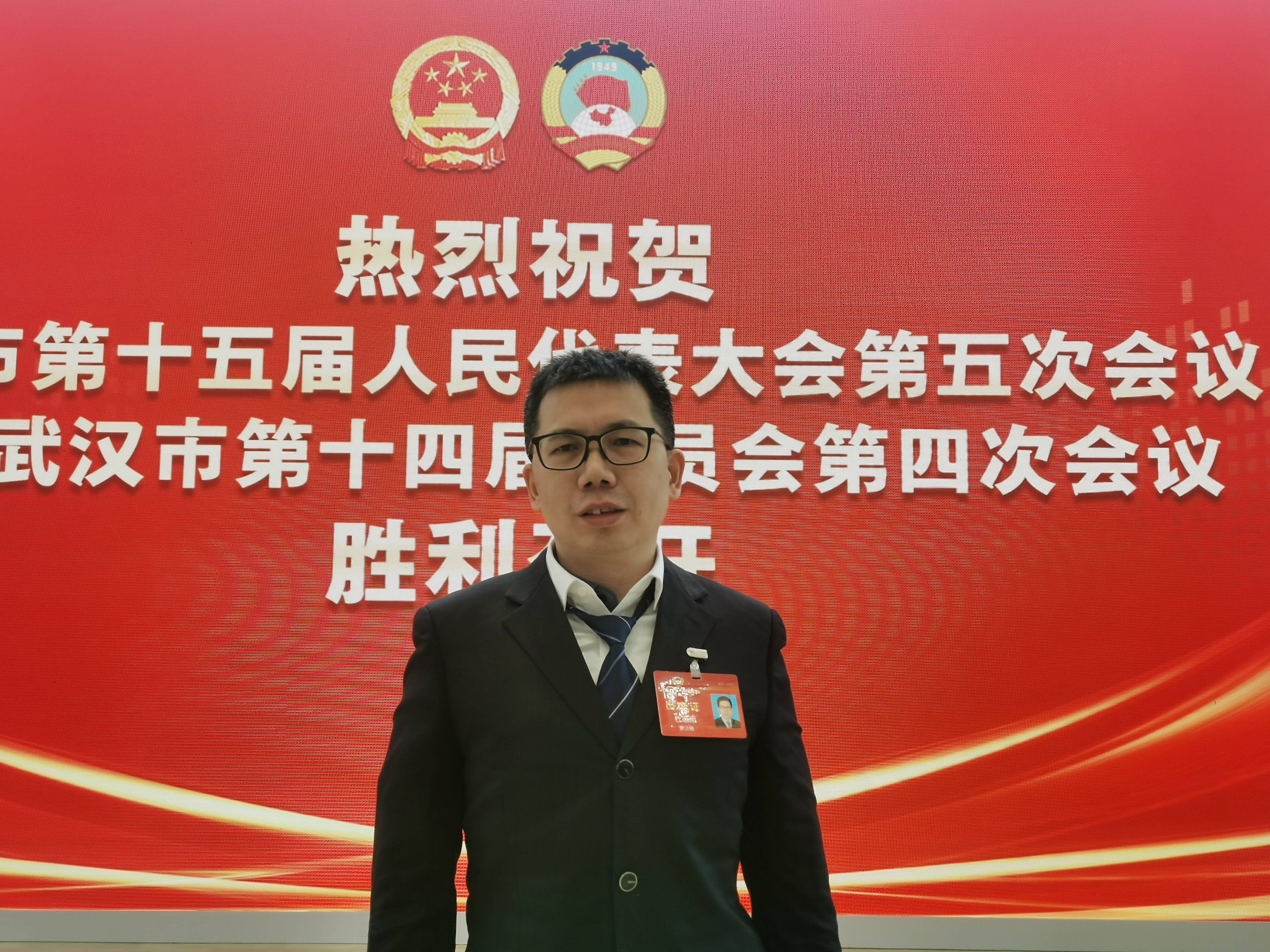 武漢市政協(xié)委員杜志剛：建議正視電動(dòng)自行車出行需求，增設(shè)非機(jī)動(dòng)車道