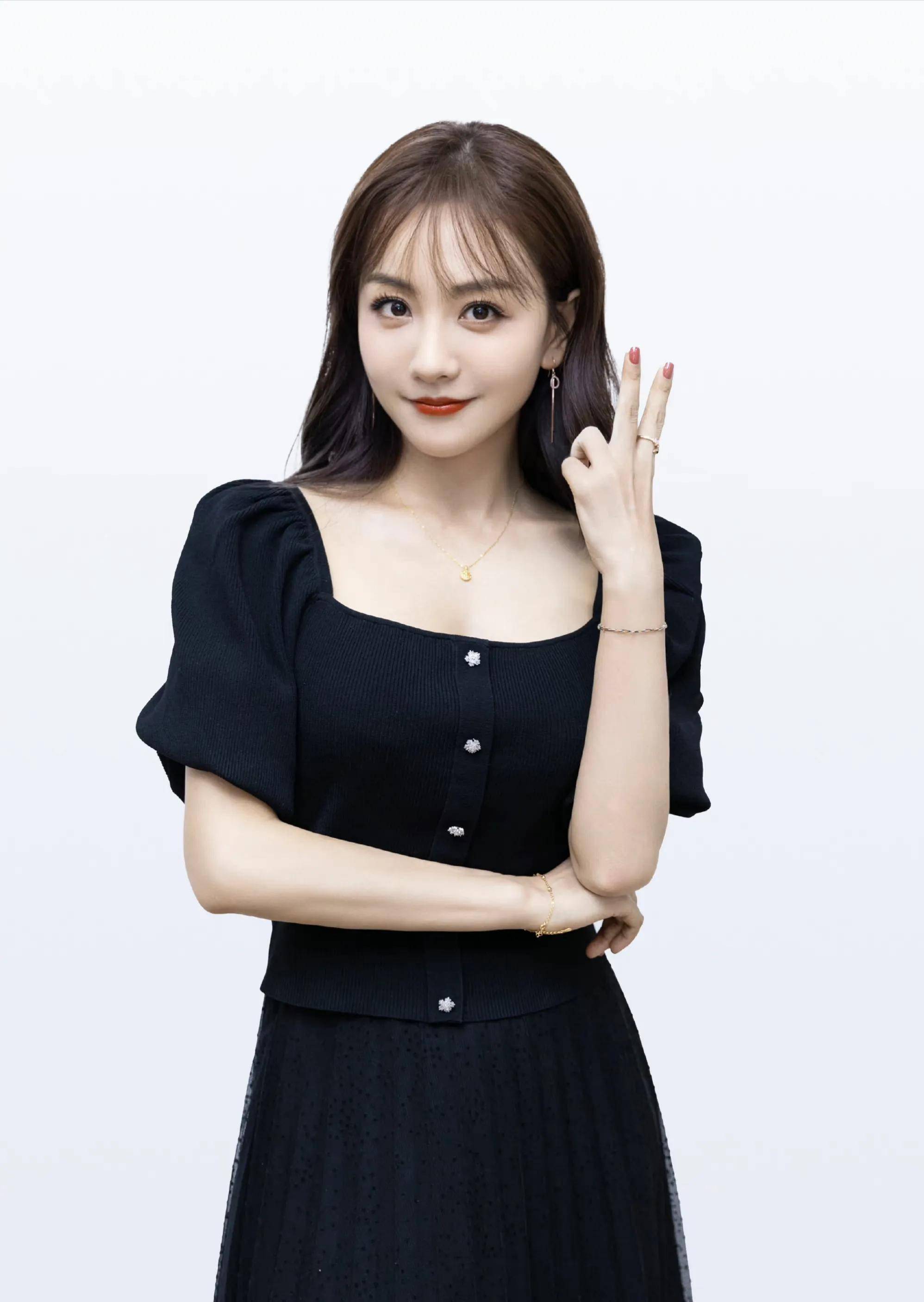 看着如今赵露思的遭遇,不少网友不禁回想起杨蓉.