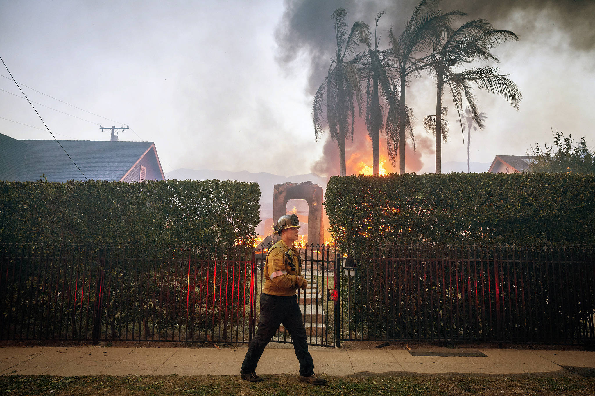 市长遭质问一言不发、连续两天误发警报 美演员吐槽:消防员倒是跑挺快 市长遭质问一言不发、连续两天误发警报 美演员吐槽:消防员倒是跑挺快