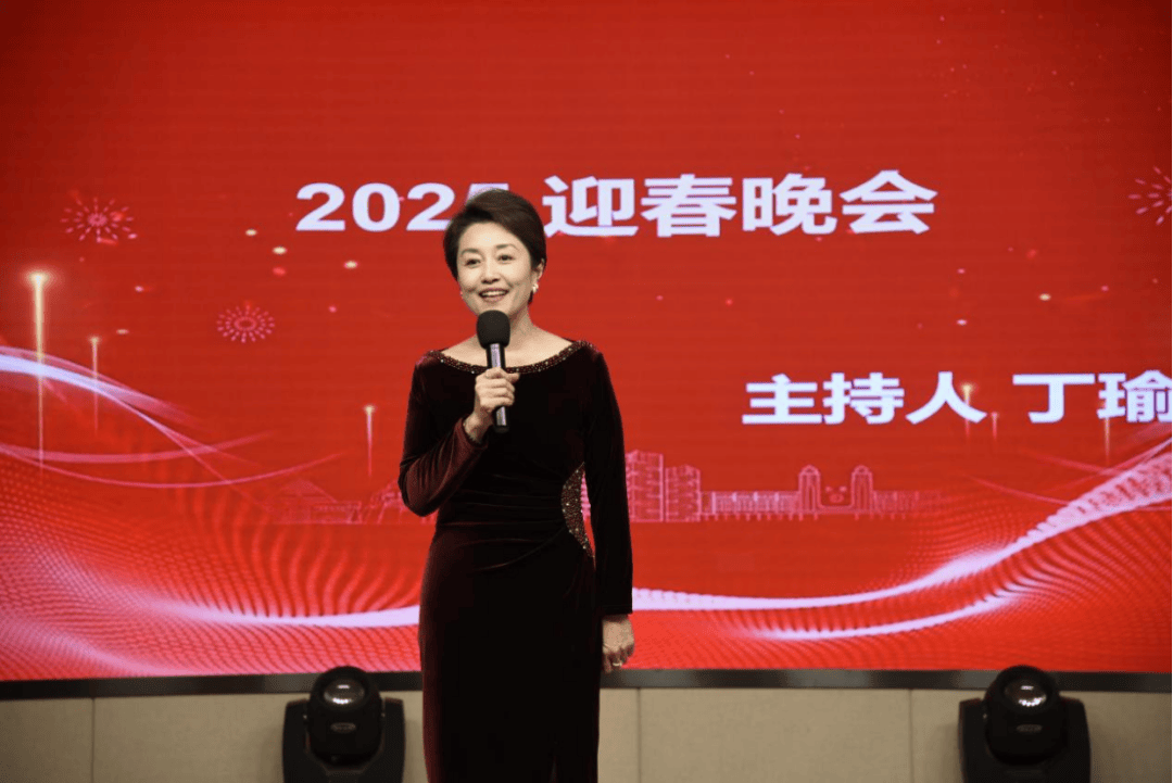 主持人丁瑜多位校友为本次晚会提供了丰富的奖品,节目间隙的抽奖环节更