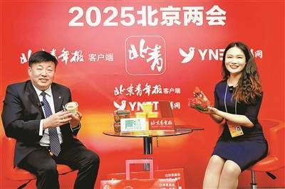 提着“礼物”上两会 委员“带货”助消费_刘郁_发展_融合