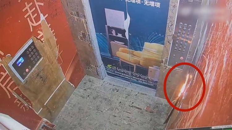 安徽淮南一男孩在电梯内点火，当地：轿厢烧坏无人受伤，家长正与物业协商
