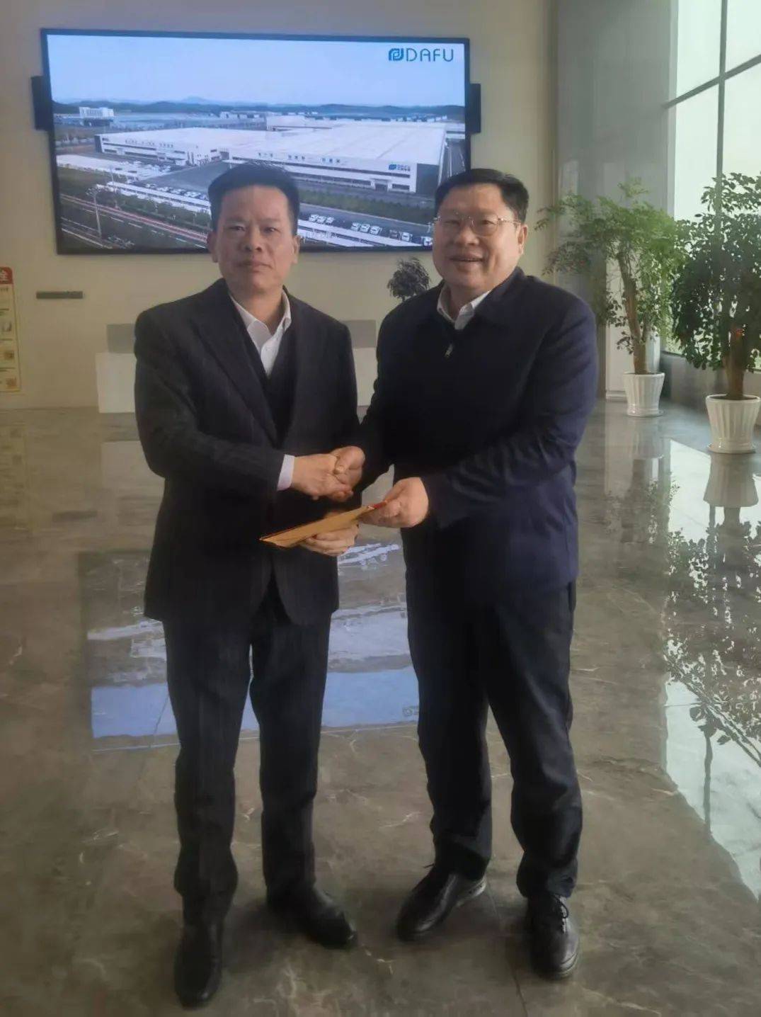 杨建林到玉山走访优秀人才