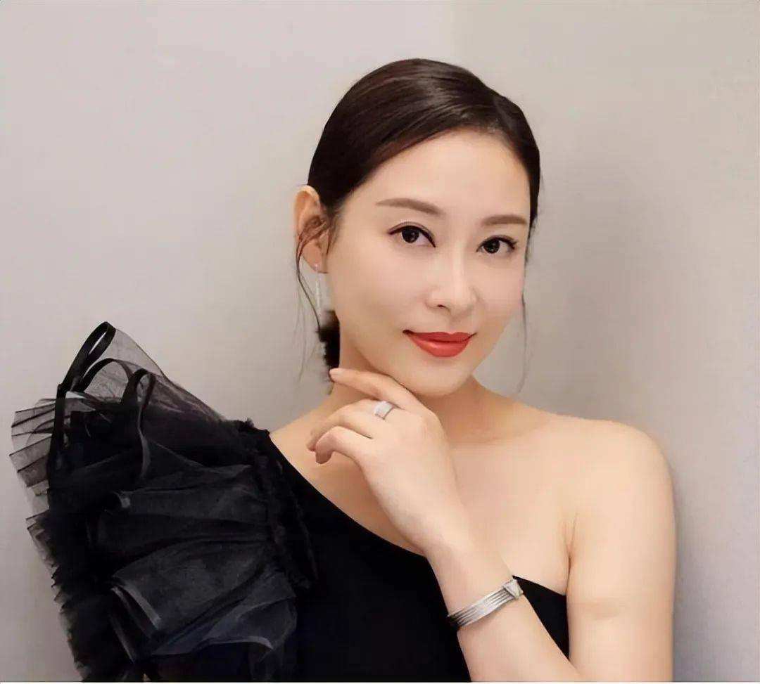 敬业!"最强继母"杨卓娜受伤仍坚持工作,希望与妹妹能齐头并进