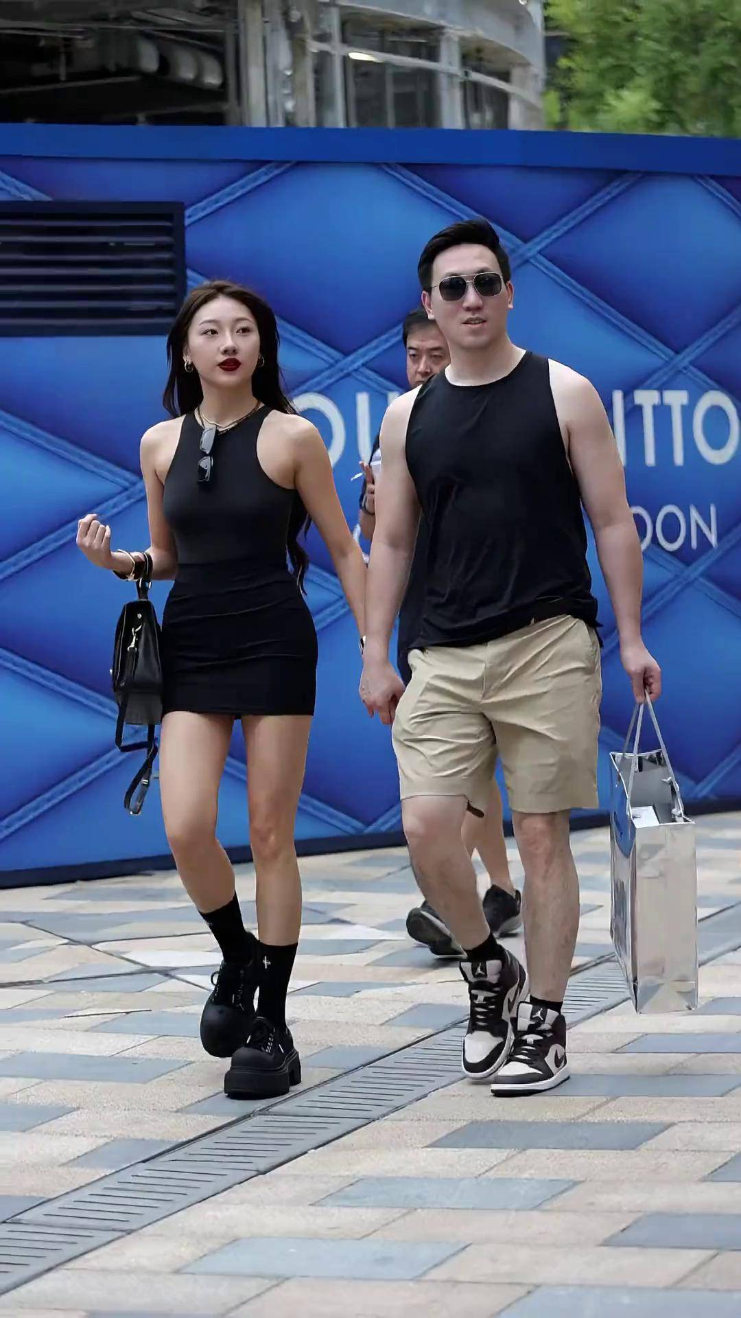 爱你所爱的人,温柔地对待一切情侣穿搭 街拍穿搭街拍情侣路人视角牵手