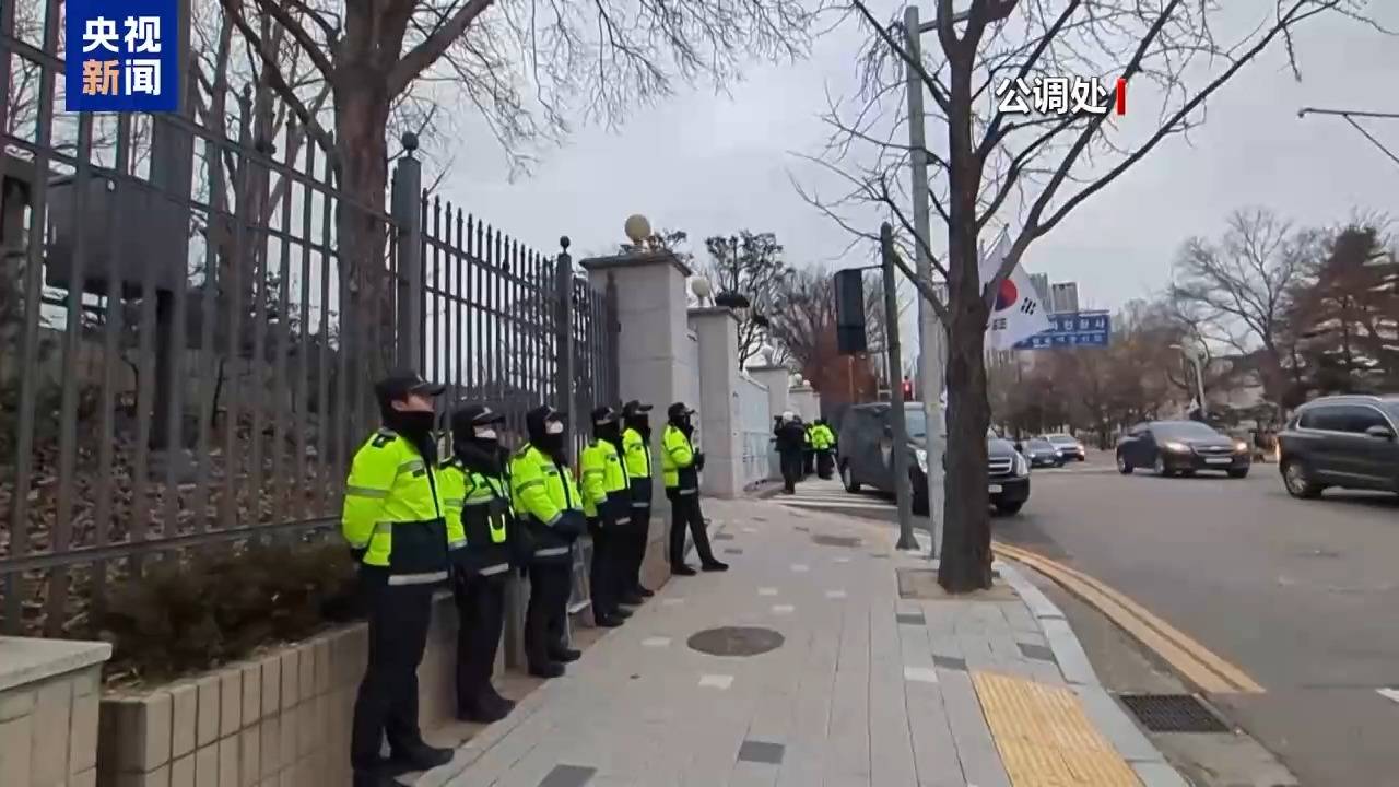 韩国法院批准对尹锡悦的拘留令，尹锡悦支持者闯入法院