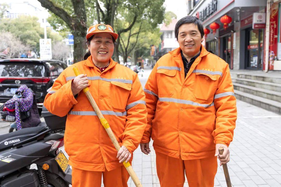 暖心!台州好人王敏智连续五年义务为环卫工人拍摄新年照