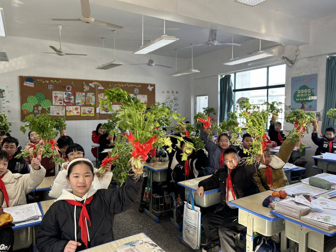 小学举办了一场独具匠心的休业式,以南瓜,芹菜,大蒜甘蔗等特殊奖品