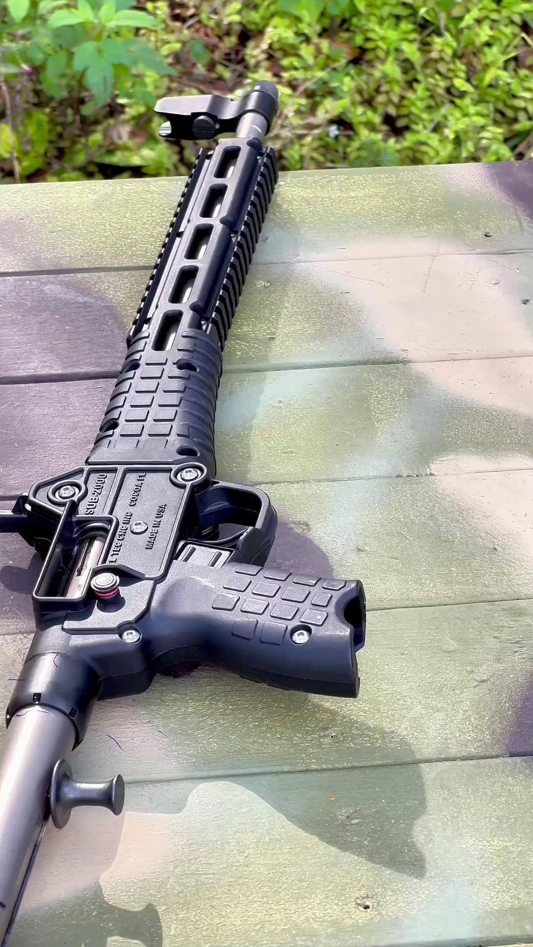 这是一款可折叠的卡宾枪 采用9毫米口径 具有高度的便携性