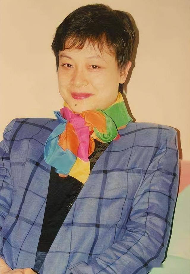 而小山英之因为签证的关系,也不得不回到日本,就在此时,何智丽做了一