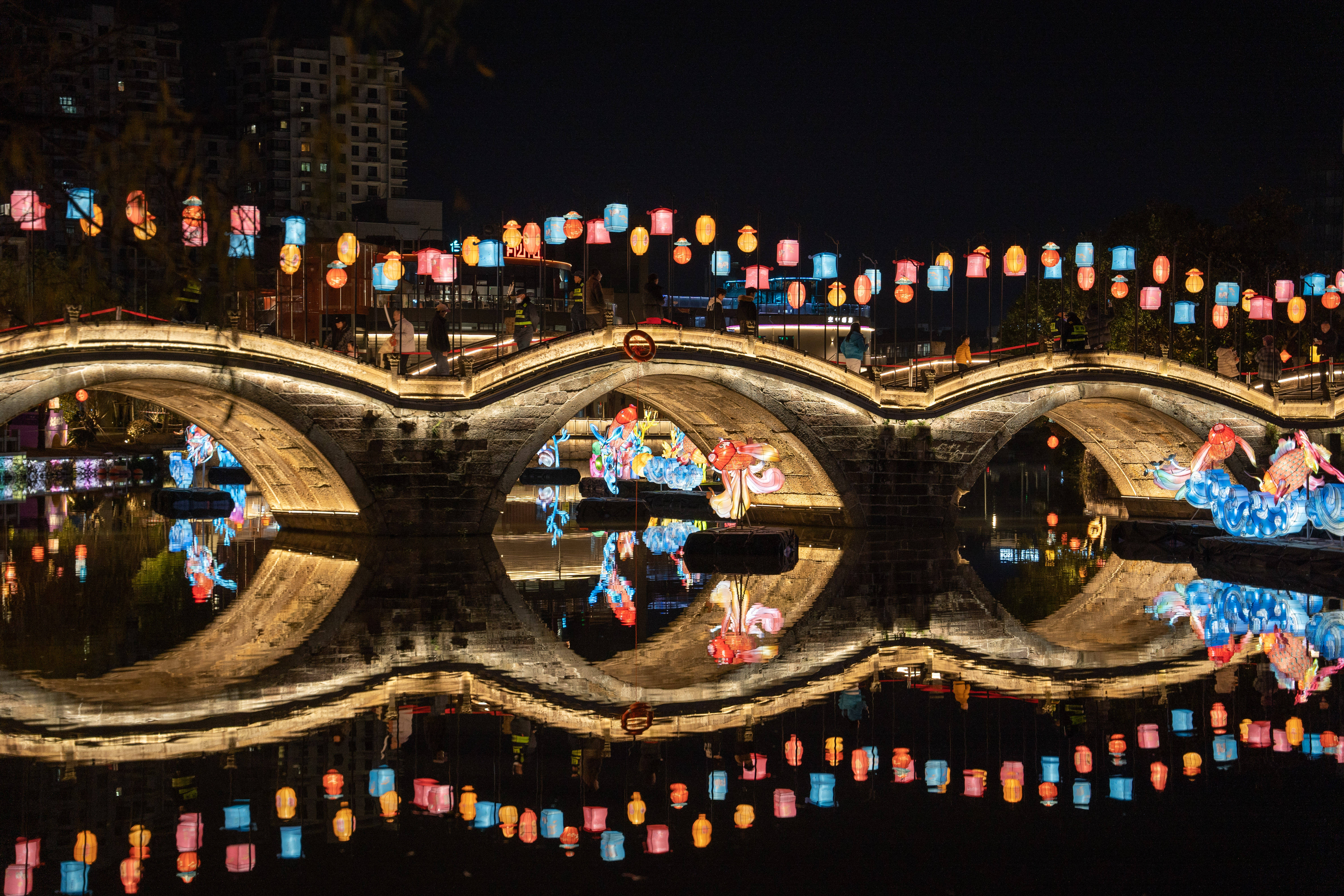 浙江黄岩:古桥灯会迎新春