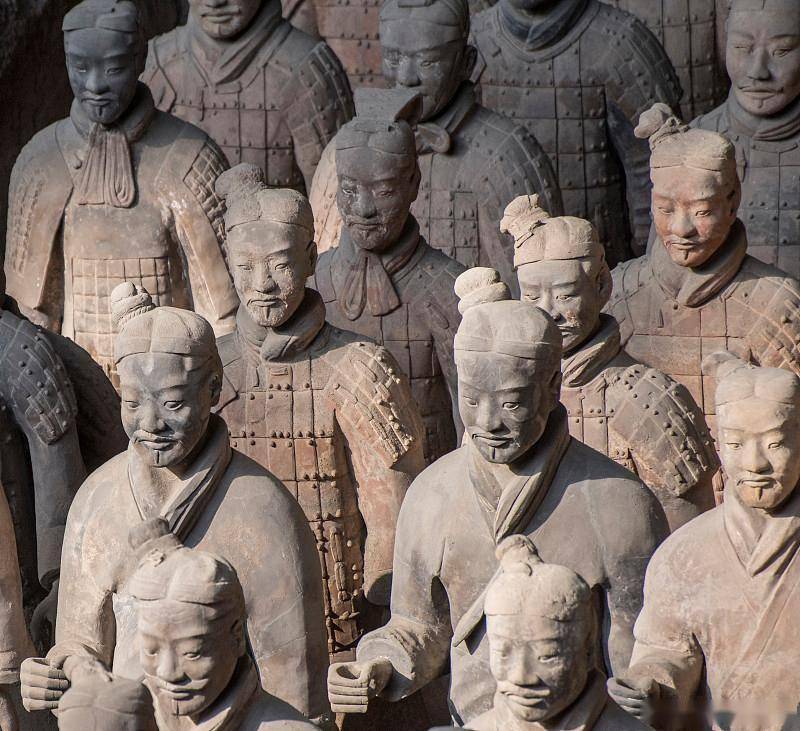 秦始皇兵马俑简介，千年古墓中的军事盛宴，震撼世界的泥土奇迹！_文化_中国_秦朝