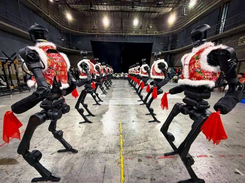 沈腾马丽小品没演完？导演组回应！会扭秧歌转手绢的机器人什么来头？更多揭秘→